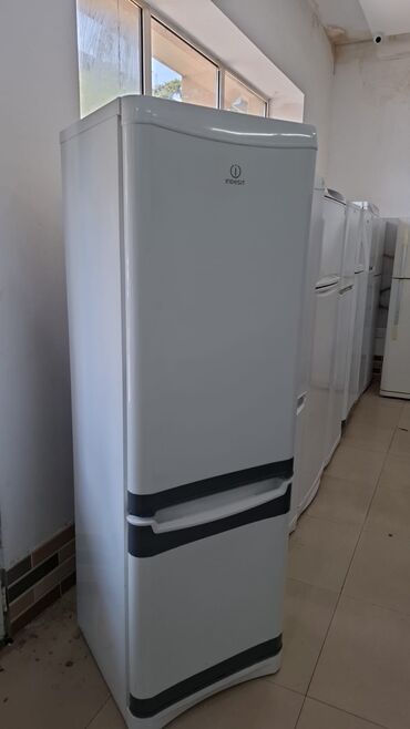 Сепараторы: Б/у 2 двери Indesit Холодильник Продажа, цвет - Белый