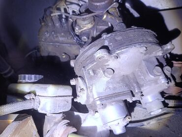 Скутеры: Мопед красного цвета с черными и серыми акцентами. Оснащен передней — 4