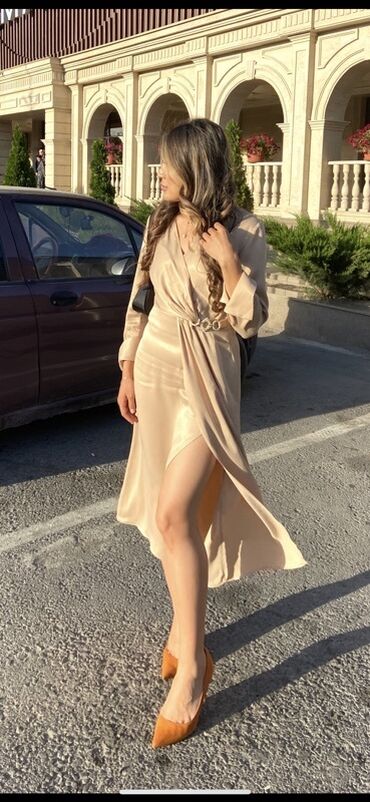 платье миди с разрезом на ноге: Атласное платье миди в бежево‑шампань оттенке. Платье ZARA оригинал