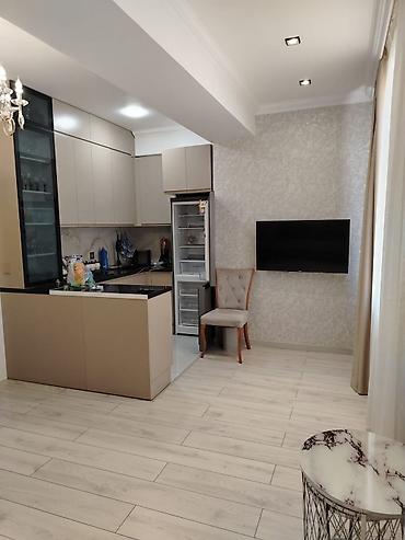 divarda yolka: Mətbəx–studiya mebeli və interyer həlli - Planlaşdırma: açıq tipli — 4