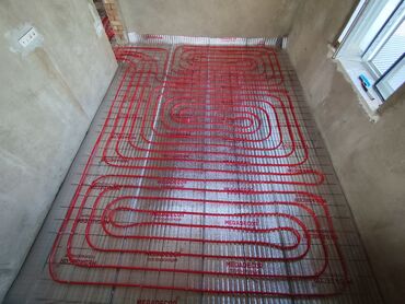 Водяные тёплые полы: Элементы системы водяного теплого пола, включающие красные трубы — 7