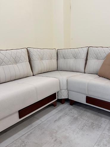 Divanlar: Ağ rəngdə, L formalı künc divan. Parça ilə üzlənmiş bu divan, yastıqlı — 2