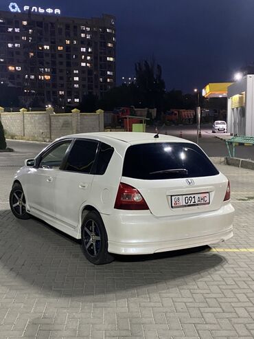 машина на рассрочка: Продаю Белый хэтчбек Honda Civic, оснащенный черными легкосплавными