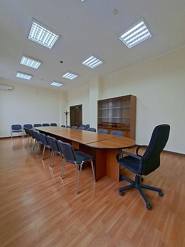 конференц: Сдаю Офис целиком: 300 м², В жилом комплексе, С ремонтом, Первая линия, С отдельным входом, С отдельным санузлом — 2