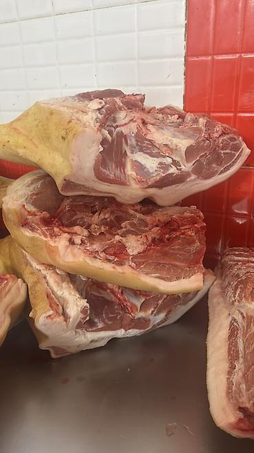 Свинина: СВИНИНА

猪肉。家养猪肉，非常美味。每天都有新鲜猪肉供应。

现有以下部位：
	•	后腿肉
	•	前腿肉
	•	猪排和排骨
	•	五 — 11