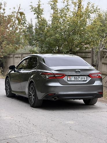 Toyota: Toyota Camry: 2021 г., 2.5 л, Автомат, Гибрид, Седан — 2