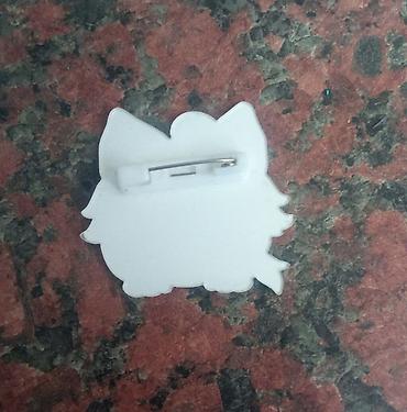 Значки, ордена и медали: Продаю значки 2 фигурные пластиковые, остальные круглые — 3