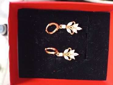 Çantalar: Zərif qadın sırğaları – qızılı rəngdə, zərif asma dizayn. - Material — 5