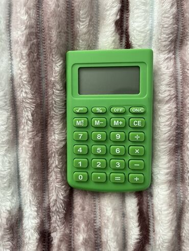 işlənmiş taxtalar: Yaşıl rəngli elektron kalkulyator - Portativ ölçü, yüngül korpus -