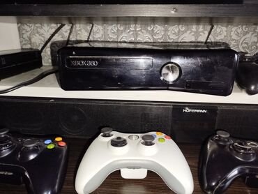 Xbox 360 & Xbox: Xbox 360 slim,250 gb,proshivkali,icinde 29 oyun,4 pult,3-u