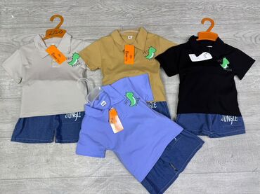 кыргызские национальные вещи: 👕 Футболка с короткими рукавами, отложным воротником и принтом 🦖