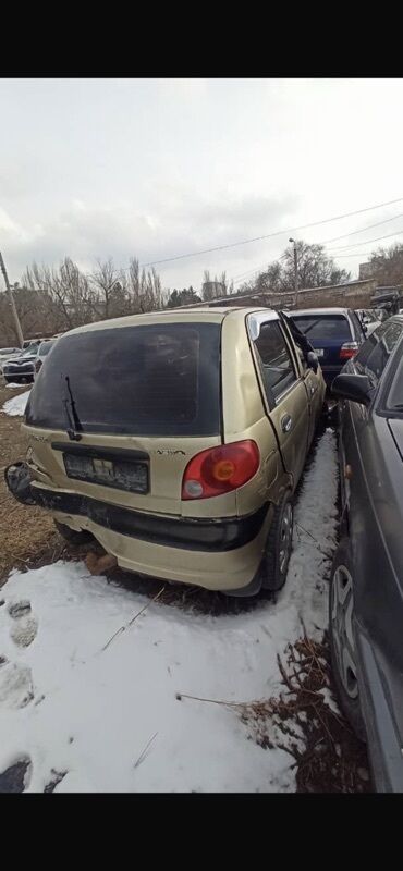 Daewoo: Автомобиль Daewoo Matiz золотистого цвета. Имеет повреждения кузова