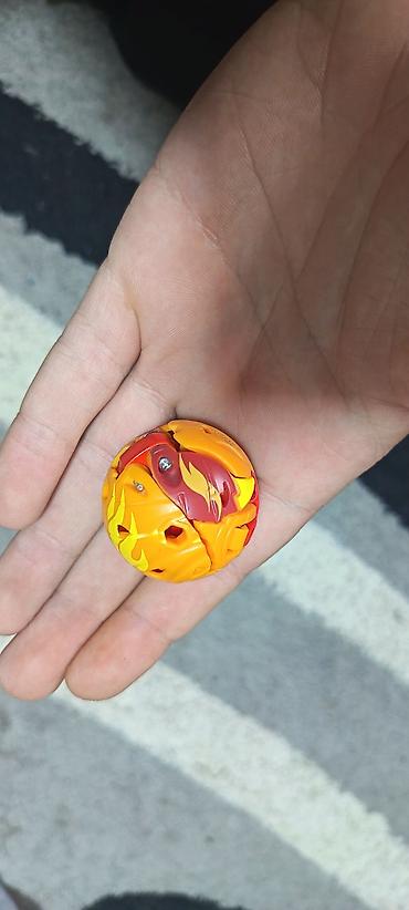 Oyuncaq fiqurlar: Bakugan top fiqur – Pyrus fraksiyası. Oyuncağın kodu şəkildə görünür — 1