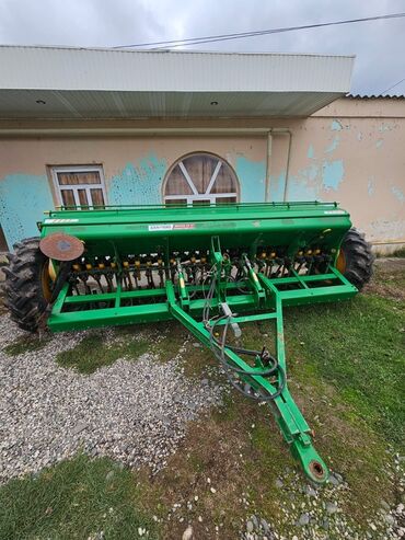 Traktorlar: Belarus MTZ traktoru - Güclü ön və arxa təkərli, tam ölçülü kabinəli — 10