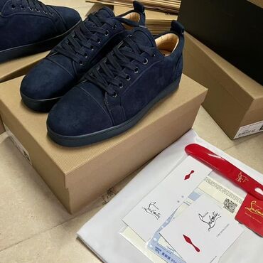 Босоножки, сандалии, шлепанцы: Tünd göy rəngli süet Christian Louboutin krossovkalar. Ayaqqabının alt