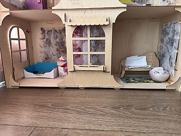 barbie: Большой кукольный дом из фанеры с мебелью и декором. Состояние — 4