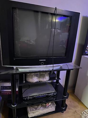 asılqan satışı: Samsung televizor və şüşəli TV altlığı birlikdə satılır. 📺 Televizor — 1