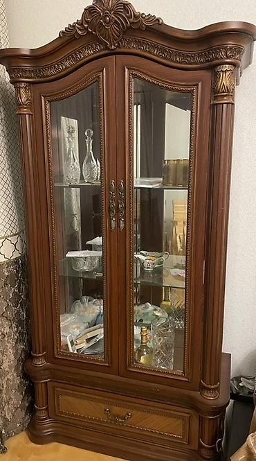Klassik üslubda vitrin şkaf - Material: təbii ağac görünüşlü korpus