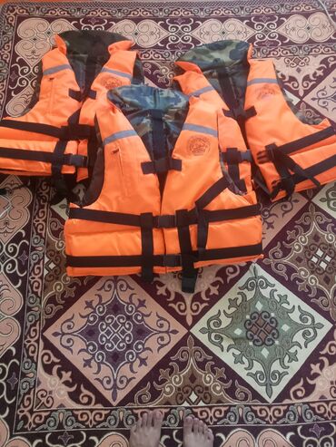сумка для рыбалки: Продам спасательный жилет 🦺,состояние:новое,поднимает до 130кг