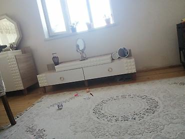 divarda kitab refleri: Ağ rəngdə, müasir dizaynlı TV altlığı - Material: laminat/MDFlam — 1