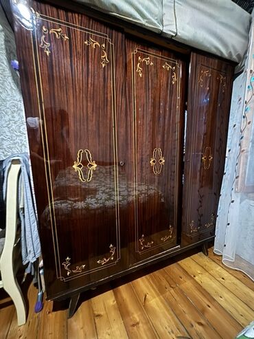 Matraslar: Açılan, 3 qapılı Düz dolab, Şifonyer