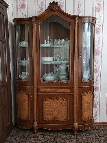 utu dolabı: Klassik üslublu vitrin-bufet - Material: təbii ağac (qoz tonlarında) — 1