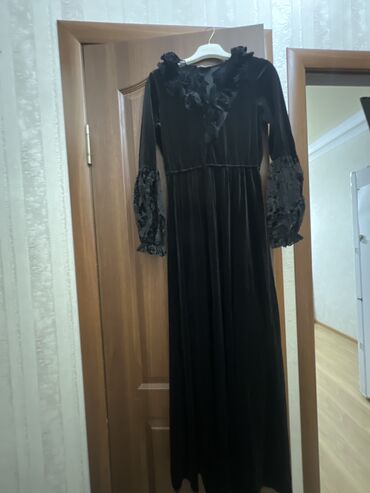 вечерние платья черные длинные: Вечернее платье, Длинная модель, Велюр, С рукавами, S (EU 36)