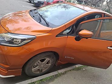генератор фольксваген: Nissan Note e-POWER, narıncı rəngli, şəhər üçün ideal hibrid (benzin — 3