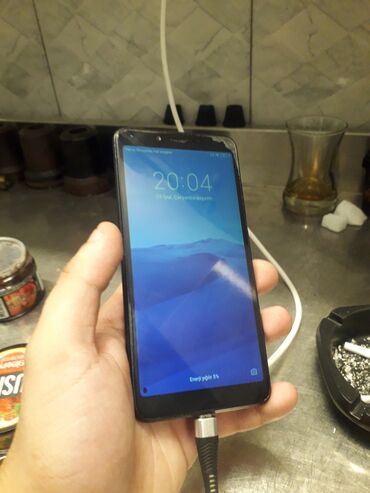 Digər mobil telefonlar: Hecbir problemi yoxdu herseui islekdi birdene yuxarda cuzi leke var