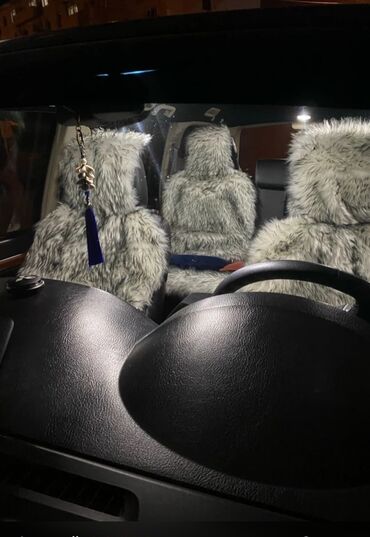 Аксессуары для авто: Продаю меховые накидки на сиденья легкового автомобиля подходят почти