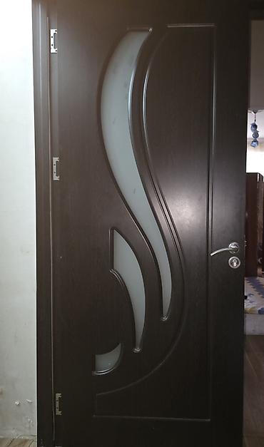 Daxili qapı – tünd ağac rəngində, dekorativ şüşəli model - Material