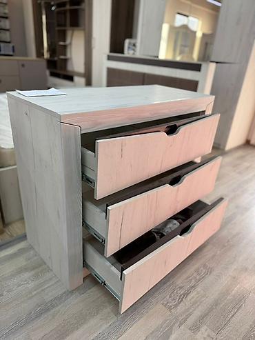 Спальные гарнитуры: Спальный гарнитур «Элегант 4» Состав комплекта: - Двуспальная кровать — 11