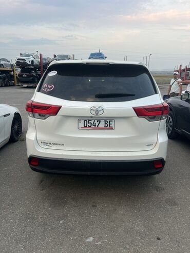 какая машина подойдет для яндекс такси: Белый внедорожник Toyota Highlander с черными легкосплавными дисками
