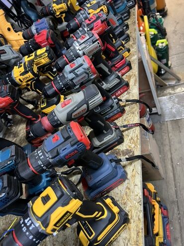 слесарные инструменты: Аккумуляторные дрели‑шуруповерты - На фото — широкий ассортимент