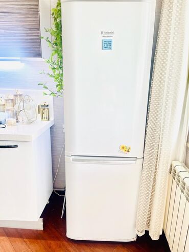 islənmis soyuducu: Б/у Холодильник Hotpoint Ariston, Двухкамерный, цвет - Белый