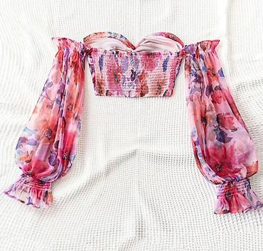 topdan paltar: Çiçək naxışlı şifon crop top - Dizayn: Büzgülü, bardot (off-shoulder) — 2