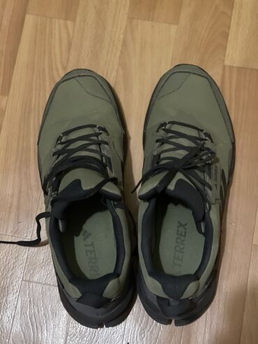 трекинговый обувь: Мужские кроссовки Adidas Terrex AX2R, разработанные для хайкинга и
