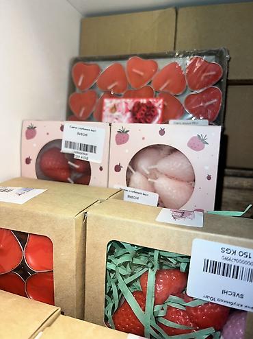 Свечи и подсвечники: В продаже есть декоративные свечи в форме Клубники, можно использовать — 1
