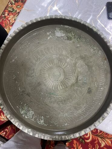 Qurutma üçün altıqlar: Böyük dekorativ mis/bürünc sinı (sini) – əl işçiliyi naxışlı -