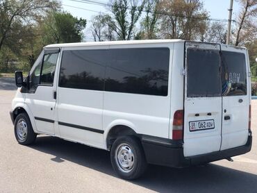 бусик машина: Белый минивэн Ford Transit с затемненными окнами и черными бамперами