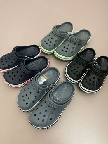 Босоножки, сандалии, шлепанцы: Подборка сабо Crocs разных цветов с контрастной отделкой подошвы