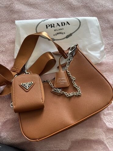 Классические сумки: Классическая сумка, Prada, Италия, Материал: Искусственная кожа, Регулируемый ремень, Женские