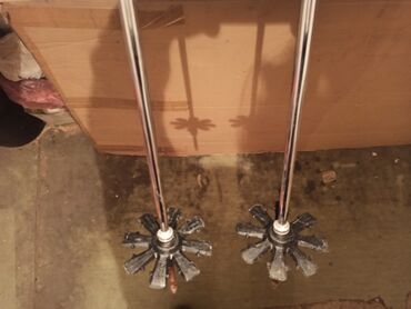 Oprema za skijanje: Četiri para skija različitih dužina i stanja. Detaljnije u — 6