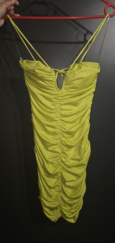 desigual m: Haljina dostupna u zelenoj i zutoj boji Mogucnost vezivanja na