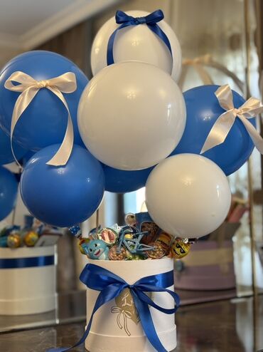 oğlan uşağı üçün tort şəkilləri: Mavi-ağ temalı hədiyyə kompozisiyası - Şık silindrik qutu: ağ rəngdə