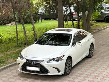 Lexus: Lexus ES — это элегантный седан белого цвета, идеально подходящий для
