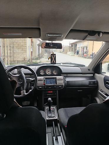 16 kalpak: Nissan X-Trail (T30) – ağ rəngli, 5 yerlik SUV Xüsusiyyətlər: - — 6