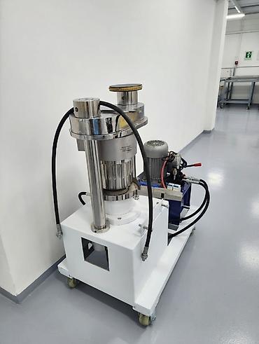 briket: Zeytun və çeşidli toxumların yağını sıxan hidravilik maşın.(soyuq — 1