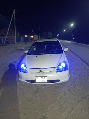 хондо цивик: Белый хэтчбек Honda Civic с характерным дизайном кузова. Автомобиль