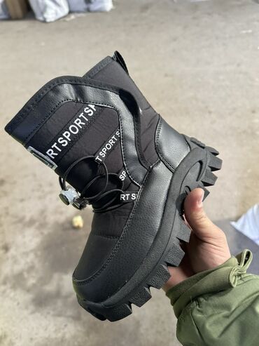 детская брендовая одежда: Зимние мальчиковые ботинки новые